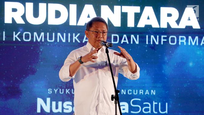 Menteri Komunikasi dan Informatika Rudiantara memberi sambutan pada acara Syukuran Peluncuran Satelit Nusantara Satu di Jakarta, Senin (1/4). Berorbitnya Satelit Nusantara Satu siap memberikan akses internet yang merata di seluruh wilayah Indonesia. (Liputan6.com/Fery Pradolo)