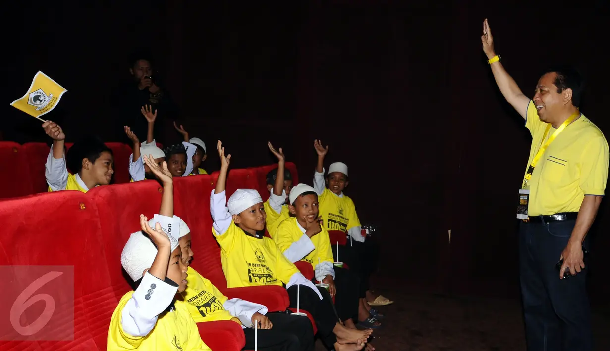 Ketua Umum Partai Golkar, Setya Novanto (kanan) menyapa anak anak jelang nonton bareng film Iqro bersama 1000 anak yatim di Jakarta, Minggu (12/2). Acara ini untuk memperingati Maulid Nabi Muhammad SAW. (Liputan6.com/Helmi Fithriansyah)