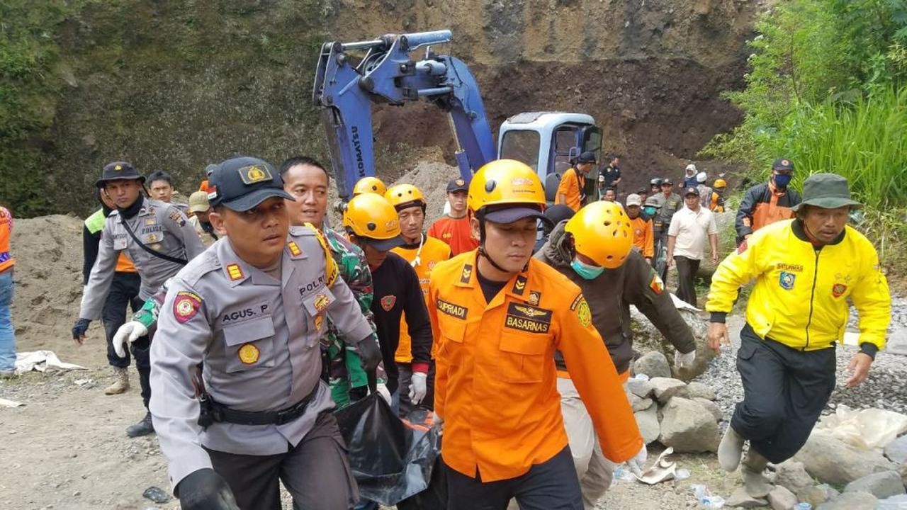 Korban kedua yang terimbun pasir di penambangan Desa Tembi, Kejajar, Wonosobo dievakuasi. (Foto: Liputan6.com/Polres Wonosobo/Muhamad Ridlo)