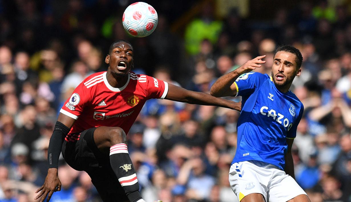 Paul Pogba. Gelandang Prancis berusia 29 tahun yang baru saja meninggalkan Manchester United di periode keduanya bersama Setan Merah ini menjadi pemain Prancis termahal yang pernah didatangkan ke Old Trafford. Ia didatangkan kembali di periode keduanya bersama MU pada awal musim 2016/2017 dari Juventus dengan nilai transfer 105 juta euro atau kini setara Rp1,6 miliar. Di awal musim 2022/2023 ini ia kembali berseragam Juventus usai dilepas MU dengan status bebas transfer. Bersama MU ia total tampil dalam 232 laga di semua ajang dengan torehan 39 gol dan 51 assist. (AFP/Anthony Devlin)