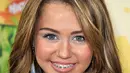 Ingat nggak kalau mantan aktris Disney, Miley Cyrus, juga sempat menggunakan kawat gigi? (flickr)