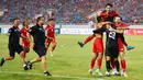 Para pemain Timnas Indonesia melakukan selebrasi usai mengalahkan Malaysia pada laga perebutan medali perunggu SEA Games 2021 yang digelar di Stadion My Dinh, Hanoi, Minggu (22/5/2022). (AFP/ Ye Aung Thu)