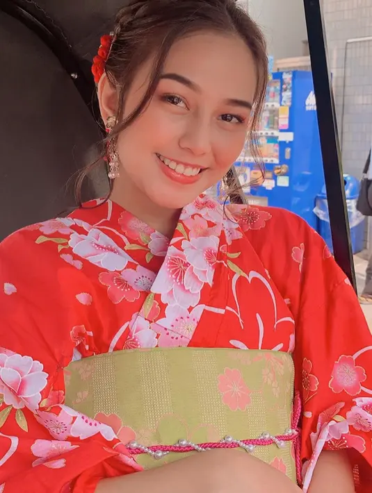 Dalam media sosial, ia kerap mengunggah momennya saat nikmati liburan. Salah satunya ialah saat ia berada di Bali bersama teman-teman dan ke Jepang. Liburan ke Jepang ia pun coba berpose dengan menggunakan Kimono. (Liputan6.com/IG/@daraarafah)