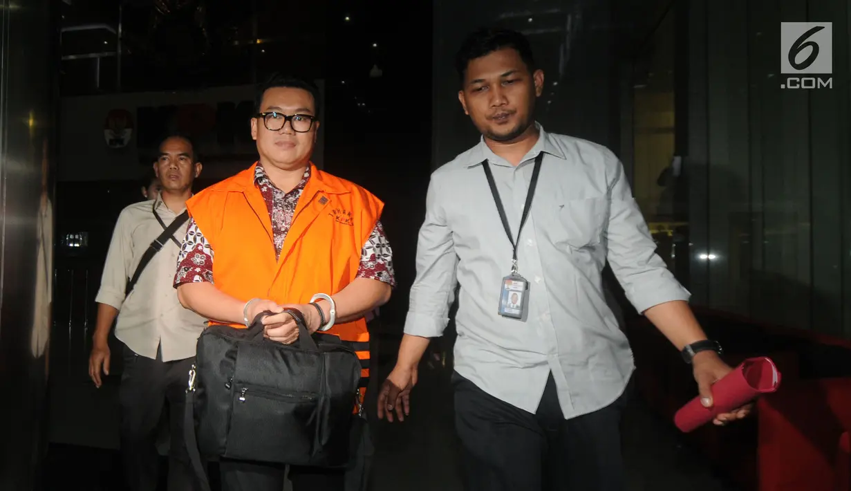 Dirut Perum Perindo, Risyanto Suanda berjalan keluar usai menjalani pemeriksaan 1x24 jam di Gedung KPK, Jakarta, Rabu (25/9/2019). Risyanto resmi ditetapkan sebagai tersangka menerima suap terkait izin kuota impor jenis ikan frozen pacific mackerel atau ikan salem. (merdeka.com/Dwi Narwoko)