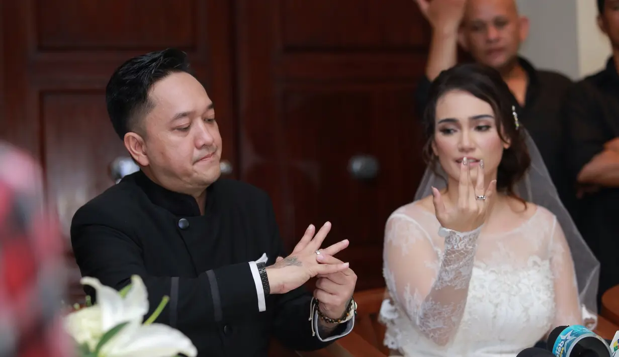 Sama-sama pernah gagal dalam mebina rumah tangga, kini Feby Febiola dan Franky Sihombing siap membina rumah tangga baru dalam hidup dan berharap pernikahan mereka terus langgeng. (Galih W. Satria/Bintang.com)