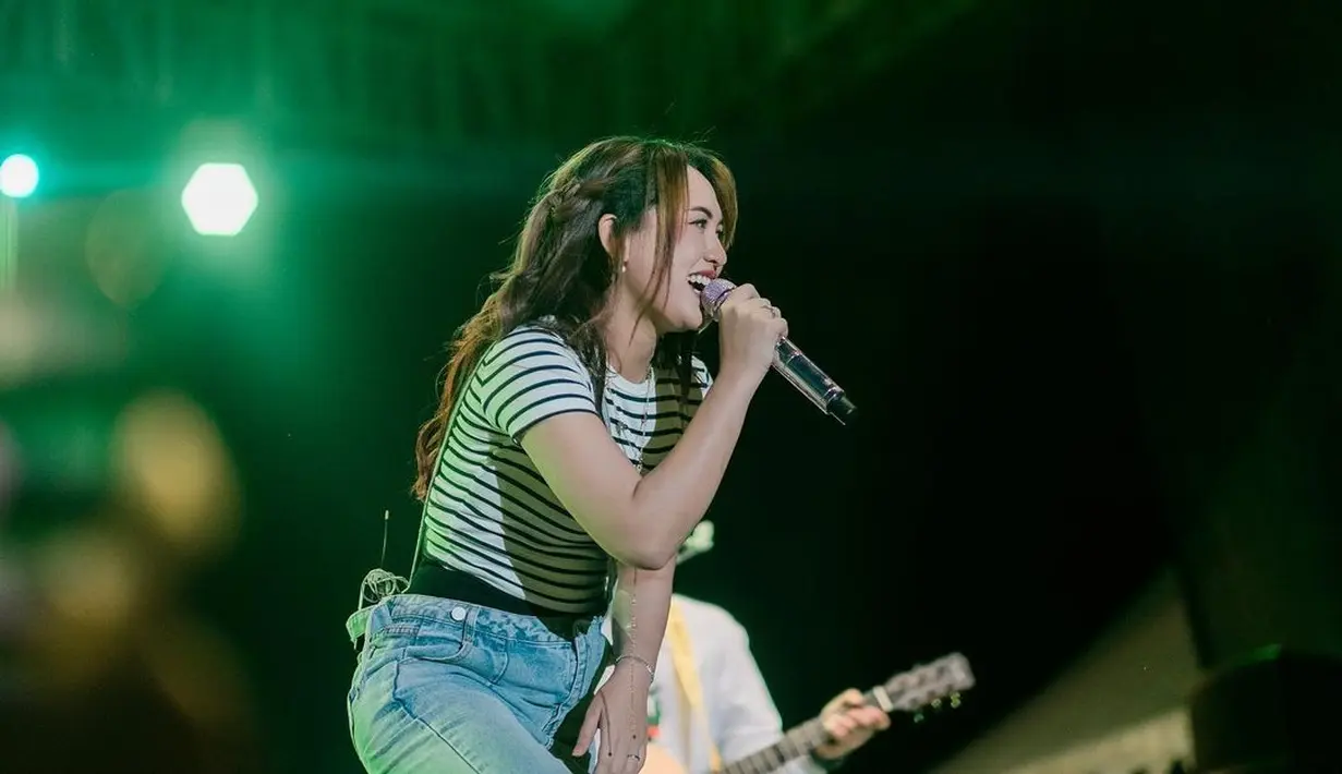 Masih aktif nyanyi hingga sekarang, Happy Asmara juga tak henti merilis lagu. Beberapa hitsnya masih meledak di pasaran sebagai bukti sukses. [Instagram @happy_asmara77]