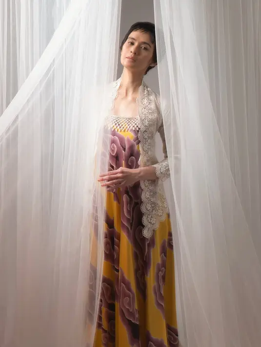 Renata tampil mengenakan kebaya encim putih vintage 1960 dengan aksen bordiran dipadukan kain batik tulis mega mendung dari Trusmi Cirebon. Baju tradisional modifikasi ini dibuat oleh desainer Edward Hutabarat. [@renata711]