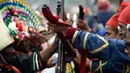 Sejumlah peserta mengenakan kostum melakukan adegan Pertempuran Puebla saat memperingati perayaan ulang tahun di lingkungan Penon de los Banos di Mexico City (5/5). (AFP Photo/Pedro Pardo)