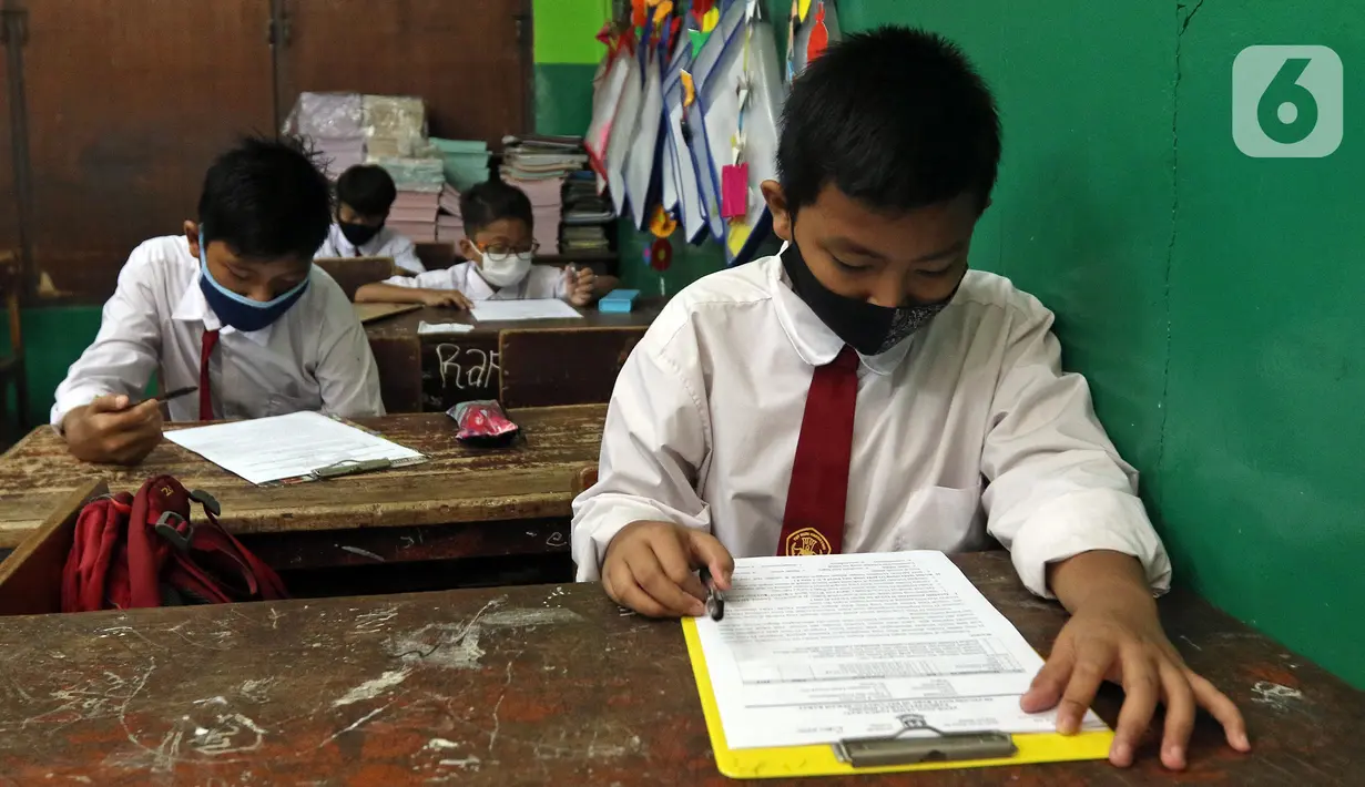 Sejumlah murid SDN Kota Baru mengikuti ujian penilaian akhir sekolah di SDN Kota Baru 3 Bekasi, Jawa Barat, Senin (8/6/2021). Ujian dibagi dua sesi, jam 7.00 WIB - 9.00 WIB dan 9.30 - 11.00 WIB. (Liputan6.com/Herman Zakharia)