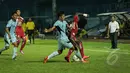 Pemain Persela menahan pergerakan pemain anyar Arema Cronus Sengbah Kennedy (kedua dari kanan) saat berlaga di SCM Cup 2015, Stadion Kanjuruhan Malang, Selasa (20/1/2015). Arema Cronus menang 2-1 atas Persela Lamongan. (Liputan6.com/Faizal Fanani)