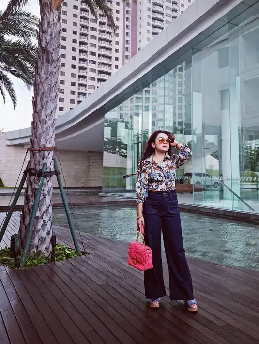 Kemudian Maia bertanya tentang status Mayang menjadi istri kedua selama 10 tahun. Dengan bijak, Mayang pun menjawab kalau semua ini bukan lah rencananya. Terkait tanggapan orang di luar sana, Mayang menganggap semua adalah konsekuensi yang harus diterimanya. (Instagram/mayangsari_official)