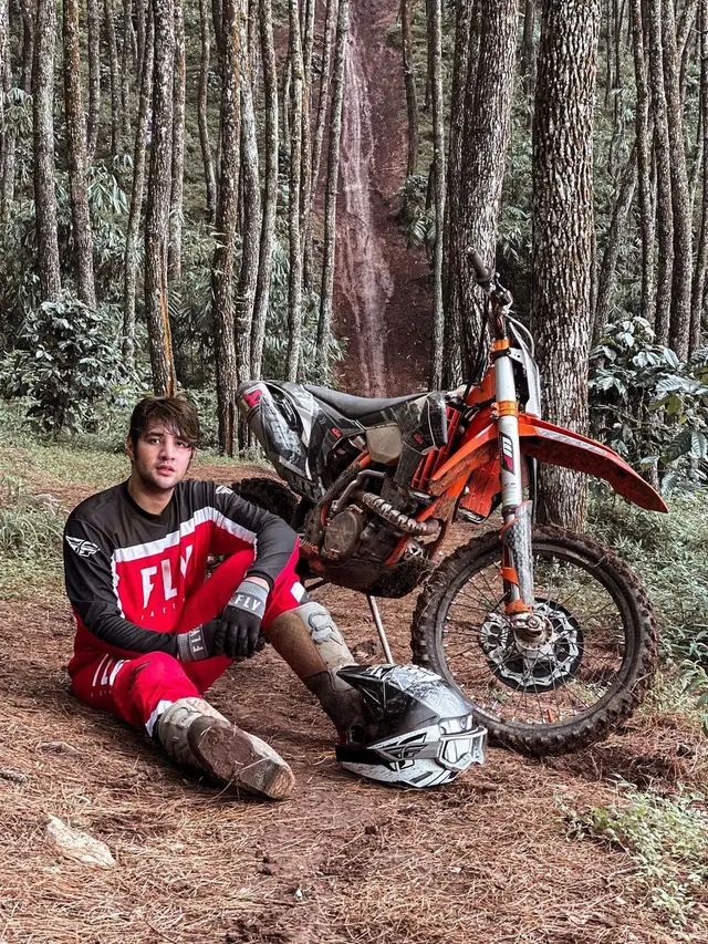 7 Potret Ammar Zoni Main Trail di Perbukitan Ini Menantang