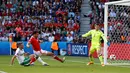 Pemain Irlandia Utara, Gareth McAuley (putih), mencetak gol bunuh diri saat melawan Wales pada laga 16 besar Piala Eropa 2016 di Parc des Princes, Paris, Sabtu (25/6/2016) malam WIB. (Reuters/John Sibley)