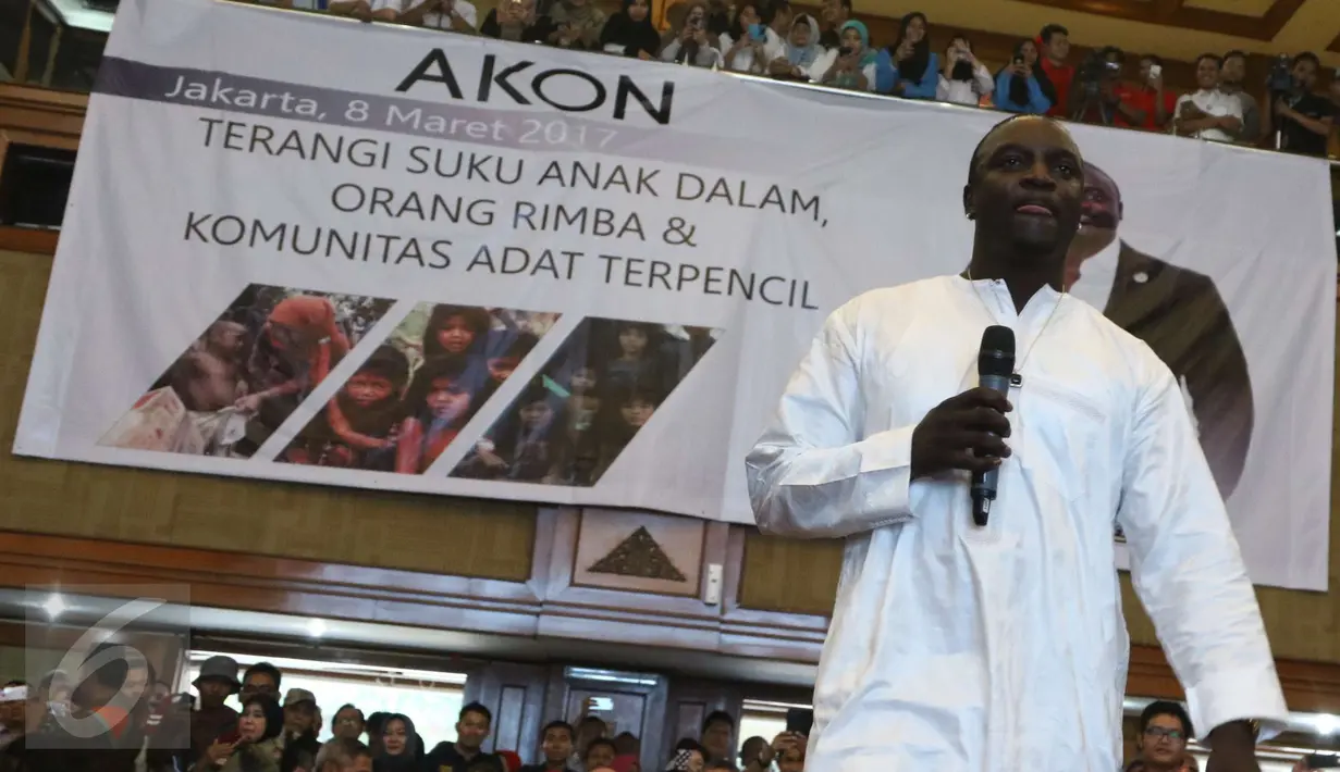 Aliaune Damala Akon Thiam alias Akon tampil menghibur di Kementerian Sosial, Jakarta, Rabu (8/3). Akon menggelar mini konser yang bertema "AKON Terangi Suku Anak Dalam, Orang Rimba, dan Komunitas Adat Terpencil". (Liputan6.com/Helmi Afandi)