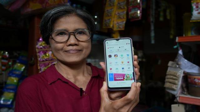 Juragan Adiwitari, Mitra Bukalapak dari Bali yang memanfaatkan kemudahan layanan Grocery di aplikasi Mitra Bukalapak. (Foto: Bukalapak)