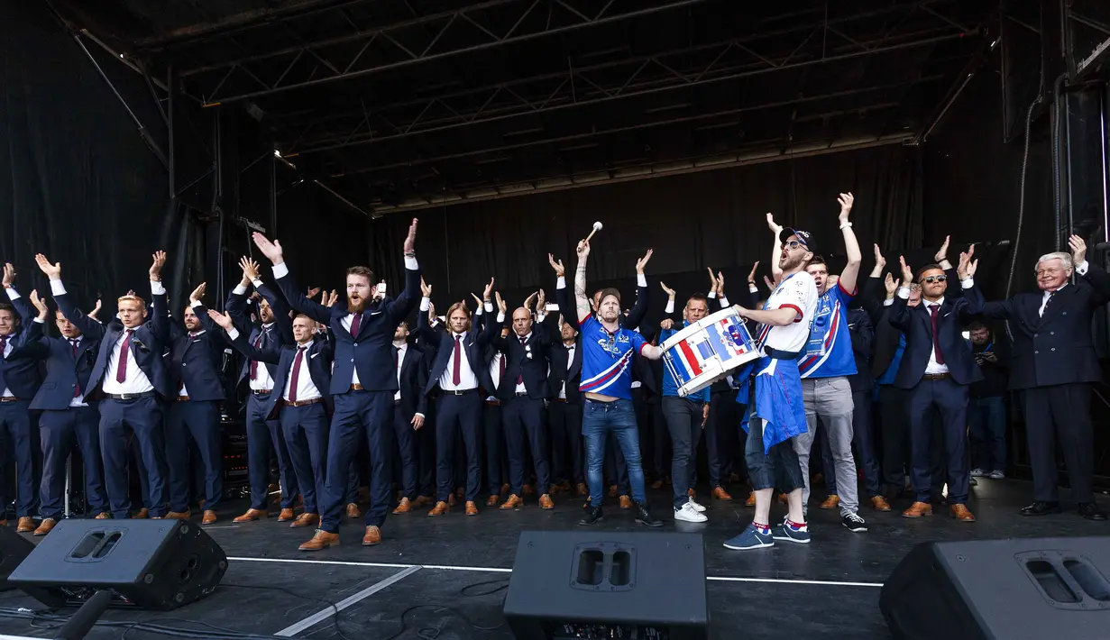 Para pemain Islandia mengajak fans mengumandangkan salam khas Viking saat acara penyambutan kedatangan tim usai berlaga pada Piala Eropa 2016 di Reykjavik, Islandia, (4/7/2016). (AFP/Karl Petersson)