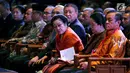 Megawati Soekarnoputri bersama Menko PMK Puan Maharani menghadiri perayaan Dharmasanti Waisak Nasional 2562 BE/2018 di Tzu Chi Center, Jakarta, Senin (4/6). Acara bertema "Bersatu, Berbagi, dengan Cinta Kasih Membangun Bangsa'. (Liputan6.com/JohanTallo)