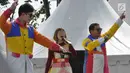 Aksi pembawa acara Indra Bekti, Chika Jessica, dan Lee Jeong Hoon dalam Panggung Gembira di Semarang, Jawa Tengah, Sabtu (15/12). Acara dimeriahkan oleh Rita Sugiarto, Ridho Rhoma serta artis Dangdut Academy dan Bintang Pantura. (Liputan6.com/Gholib)