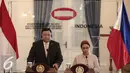 Menlu RI Retno Marsudi (kanan) dan Menlu Filipina Jose Rene Almendras memberi keterangan pers, Jakarta, Rabu (4/5). Keduanya membahas penyanderaan empat warga negara Indonesia oleh kelompok sipil bersenjata di Filipina. (Liputan6.com/Faizal Fanani)