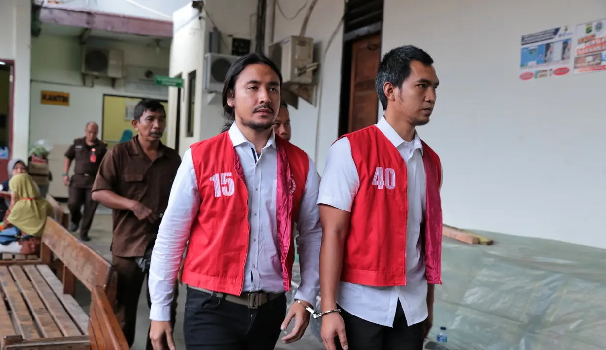 Musisi Marcello Tahitoe atau lebih dikenal dengan Ello tertangkap oleh Satuan Narkotika Polres Metro Jakarta Selatan pada Minggu (6/8/2017). Dua paket ganja siap pakai ditemukan saat tertangkap di kawasan Jagakarsa. (Adrian Putra/Bintang.com)