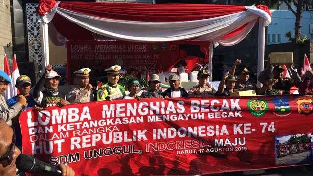 Deretan pemenang lomba freestyle becak dalam perayaan HUT ke-74 RI di Garut