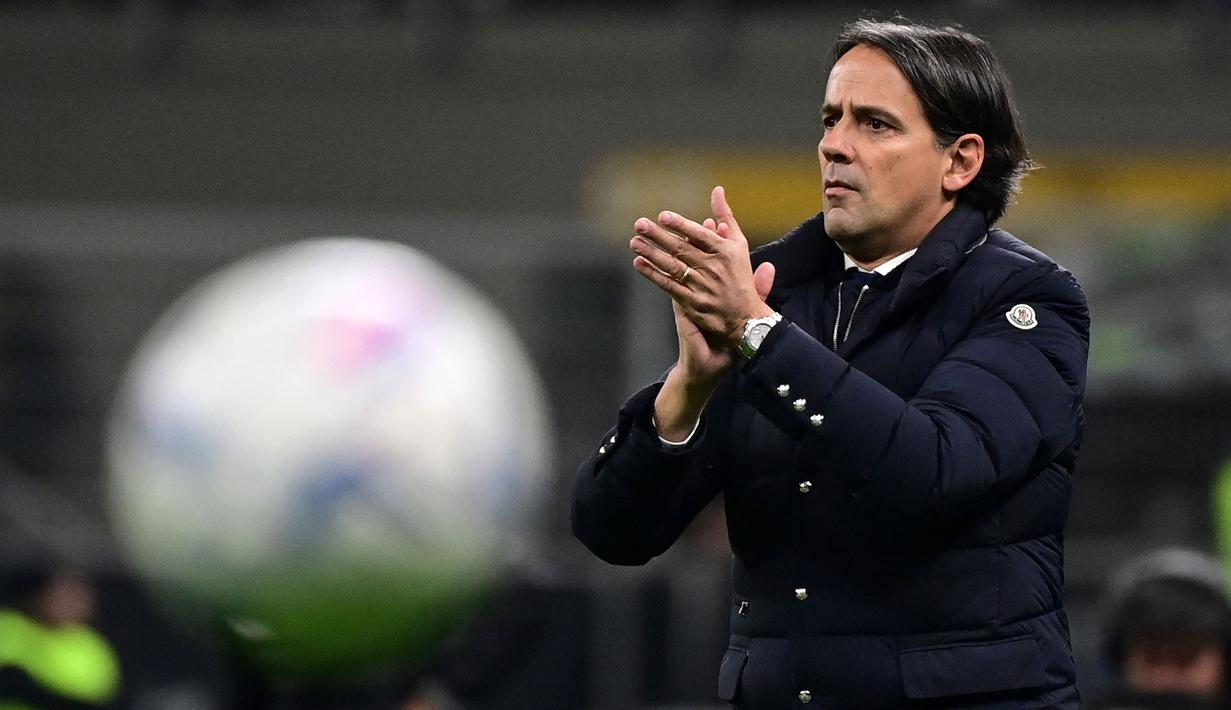 Pelatih Inter Milan, Simone Inzaghi memberikan instruksi kepada pemainnya saat laga lanjutan Liga Italia 2023/2024 melawan Empoli yang berlangsung di Stadion Giuseppe Meazza, Milan, Italia, Selasa (02/04/2024) WIB. (AFP/Piero Cruciatti)