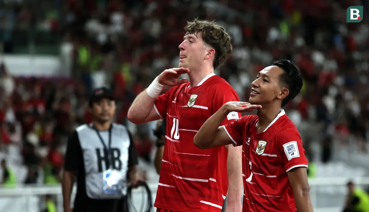 Pemain Timnas Indonesia, Beckham Putra (kanan) dan Ole Romeny melakukan selebrasi setelah mencetak gol ke gawang St Kitts and Nevis dalam laga semifinal FIFA Series 2026 di Stadion Utama Gelora Bung Karno (SUGBK), Senayan, Jakarta, Jumat (27/03/2026). (Bola.com/Abdul Aziz)