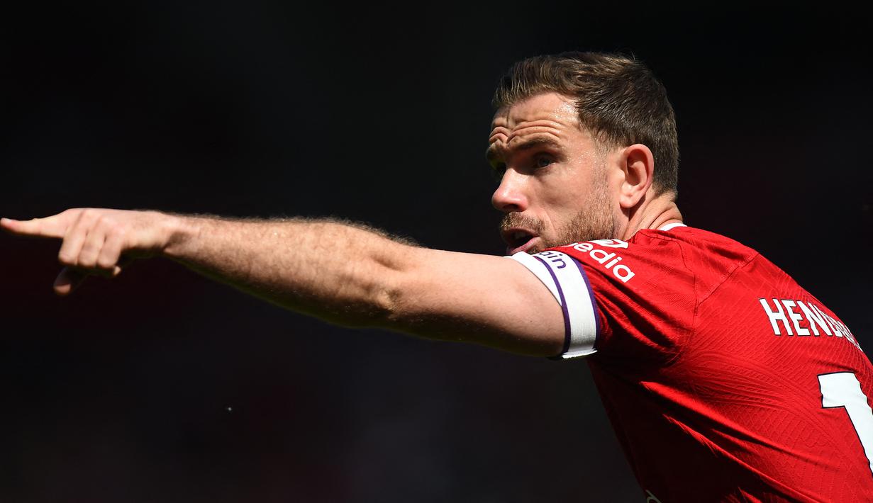 Gelandang Liverpool, Jordan Henderson memberi instruksi kepada rekan-rekannya saat menghadapi Aston Villa pada laga Liga Inggris 2022/2023 di Anfield Stadium, Liverpool (20/5/2023). Jordan Henderson didatangkan Liverpool dari Sunderland pada awal musim 2011/2012. Jabatan kapten tim disandangnya sejak awal musim 2015/2016 menggantikan Steven Gerrard. Setelah 12 musim, pada awal musim 2023/2024 ia meninggalkan The Reds menuju Al Ettifaq untuk bereuni dengan Steven Gerrard yang kini melatih Al Ettifaq. (AFP/Peter Powell)