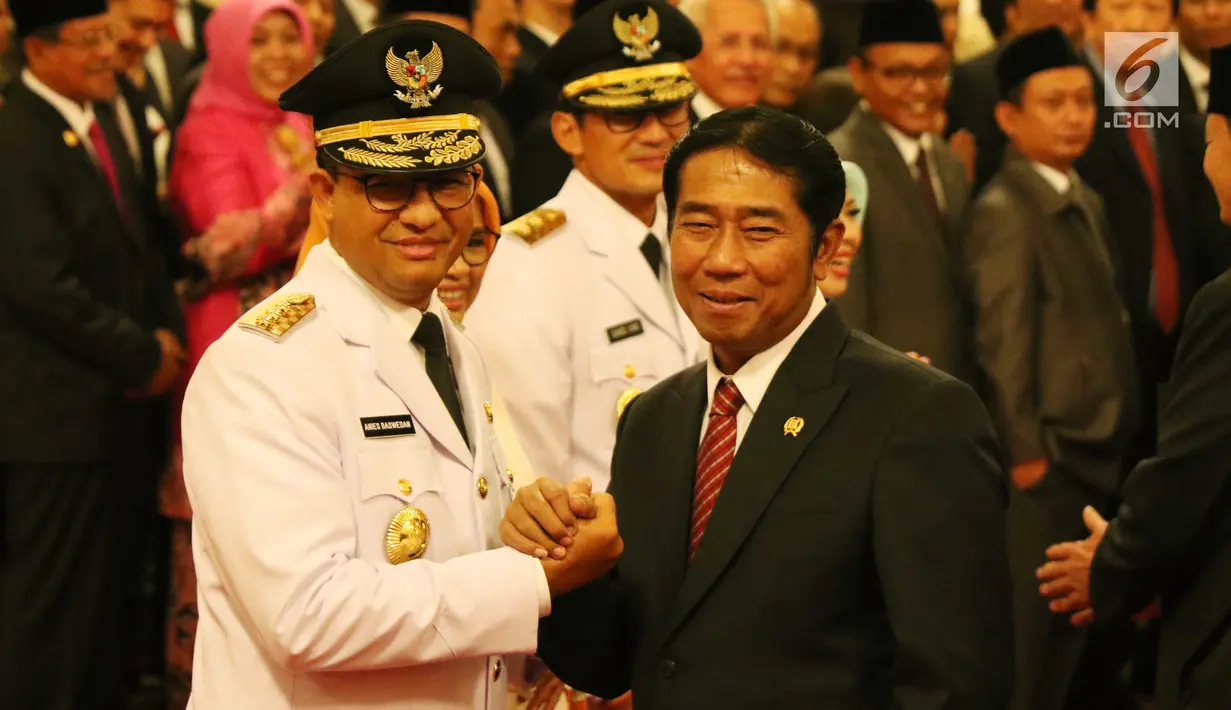 Wakil Ketua DPRD DKI Abraham 'Lulung' Lunggana melakukan salam komando saat memberi ucapan selamat kepada Anies Baswedan usai pelantikan Gubernur dan Wakil Gubernur DKI Jakarta periode 2017-2022 di Istana Negara, Senin (16/10). (Liputan6.com/Angga Yuniar)