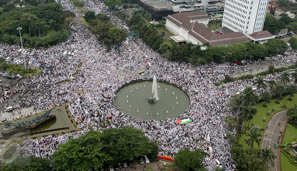 Ribuan ormas Islam memadati kawasan Bundaran Patung Kuda, Jakarta, Jumat (4/11). Massa berkumpul untuk melakukan aksi di depan Istana Negara menuntut penegakan hukum kasus dugaan penistaan agama. (Liputan6.com/Fery Pradolo)