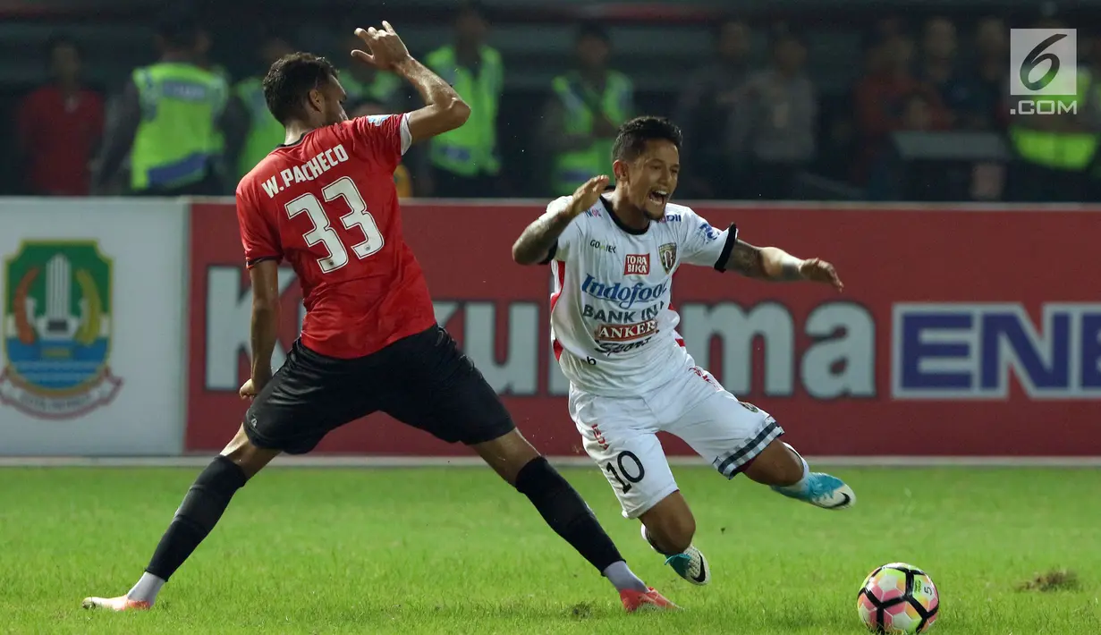 Bek Persija, Willian C Pachecho (kiri) menahan pergerakan pemain Bali United, Irfan Bachdim pada laga lanjutan Liga 1 Indonesia di Stadion Patriot Candrabhaga, Minggu (21/5). Laga kedua tim berakhir imbang 0-0. (Liputan6.com/Helmi Fithriansyah)