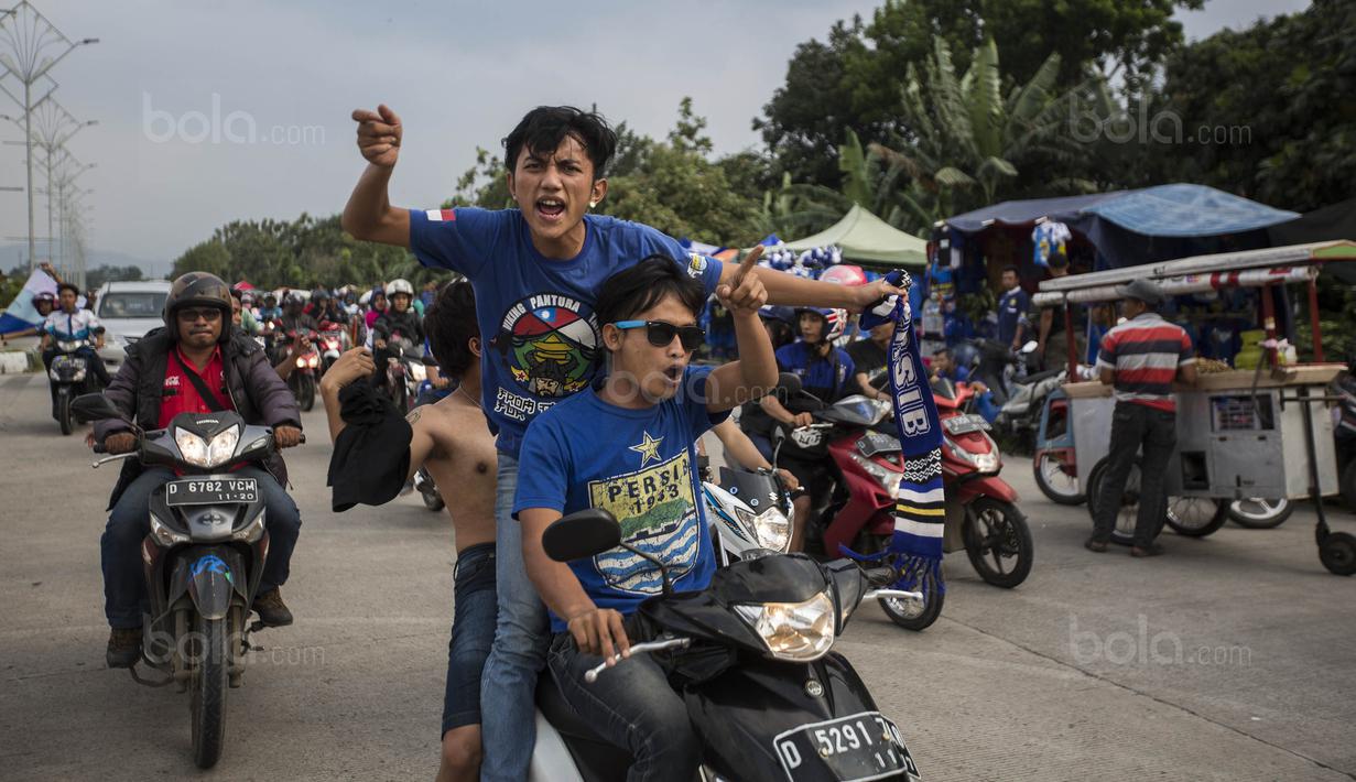 Sejumlah pendukung Persib, Bobotoh, bernyanyi saat tiba di Stadion GBLA Bandung, Jawa Barat, Sabtu (22/7/2017). Bobotoh bersiap menyaksikan laga Liga 1 melawan Persija. (Bola.com/Vitalis Yogi Trisna)