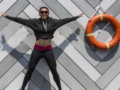 Atlet lompat jauh Indonesia, Maria Londa, berpose sebelum latihan fisik di Hotel Century Senayan, Jakarta, Jumat (11/5/2018). Latihan ini merupakan persiapan jelang Asian Games XVIII. (Bola.com/Vitalis Yogi Trisna)