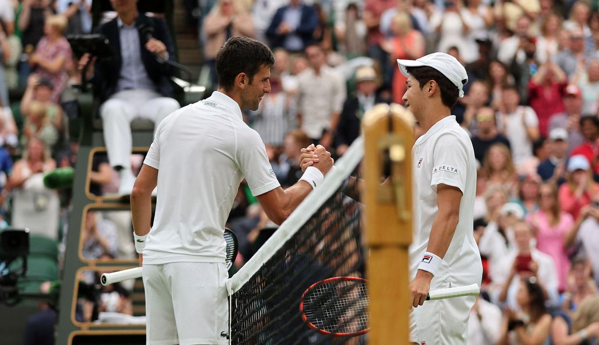 Pada kemenangan tersebut, Novak Djokovic tercatat mampu melesatkan 15 kali ace, 74 raihan poin servis, hingga memenangi 17 servis. Meskipun begitu, ia juga harus mendapatkan perlawanan sengit dari Kwon Soon-woo sepanjang dua setengah jam. (AFP/Adrian Dennis)