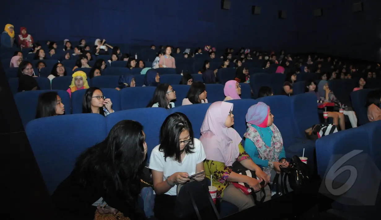 Suasana di dalam bioskop jelang pemutaran film Cinderella di Blitzmegaplex Central Park, Jakarta, Sabtu (14/3/2015). (Liputan6.com/Herman Zakharia)