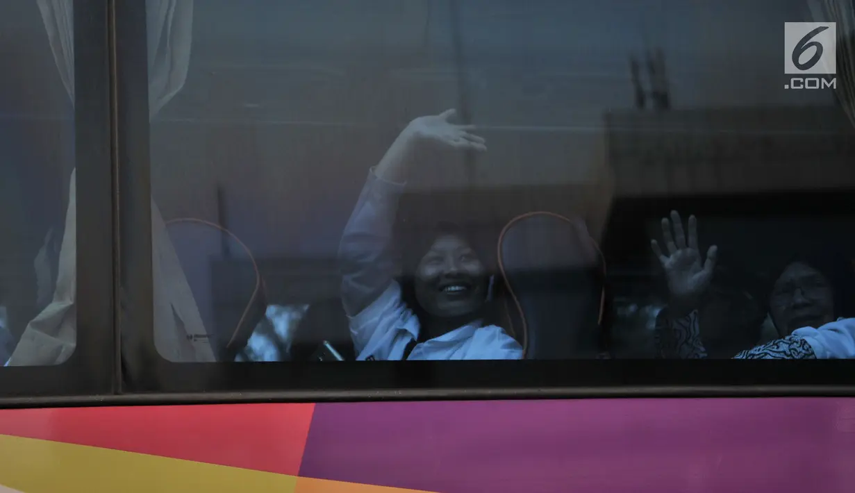 Peserta melambaikan tangan saat diberangkatkan mudik gratis dari Kantor PT ASABRI, Jakarta, Minggu (10/6). Program mudik gratis ini memberangkatkan 20 bus dengan 1.000 pemudik tujuan Solo, Yogyakarta, Semarang dan Surabaya. (Merdeka.com/Iqbal S. Nugroho)