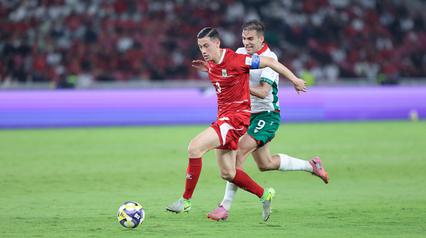 Pemain Timnas Indonesia, Jay Idzes, berusaha mengahalau pemain Bulgaria, Vladimir Nikolov, dalam laga final FIFA Series 2026 di Stadion Utama Gelora Bung Karno (SUGK), Senayan, Jakarta, Senin (30/03/2026). (Bola.com/M Iqbal Ichsan)