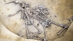 Tulang kerangka dua orang yang dimutilasi ditemukan oleh sekelompok arkeolog di Achenheim, Perancis, 7 Juni 2016. Berdasarkan proses identifikasi, tim menemukan kerangka utuh lima orang pria dewasa dan seorang laki-laki remaja (Philippe Lefranc/INRAP/AFP)