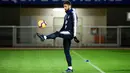 Striker timnas Prancis, Olivier Giroud menjuggling bola selama sesi latihan di Clairefontaine-en-Yvelines (12/11).  Prancis juga akan bertanding pada pertandingan persahabatan melawan timnas Uruguay. (AFP Photo/Franck Fife)