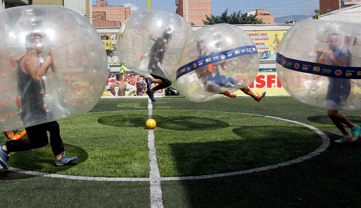 Sejumlah peserta antusias mengikuti turnamen sepakbola dengan mengenakan bola udara di badannya, Medellin, Kolombia, Sabtu (10/10/2015). Permainan ini dimainkan oleh lima orang di masing - masing tim. (REUTERS/Fredy Builes)
