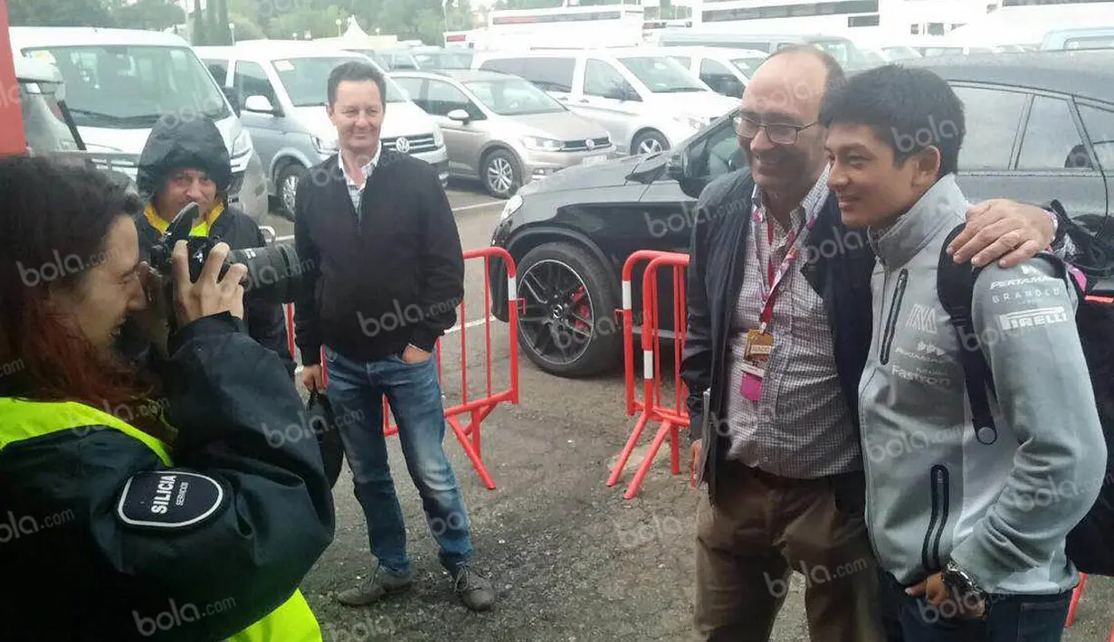 Pebalap Manor Racing asal Indonesia, Rio Haryanto, berfoto bersama seorang penggemar seusai latihan bebas kedua F1 GP Spanyol di Sirkuit Catalunya, Spanyol, Jumat (13/5/2016). (Bola.com/Reza Khomaini)
