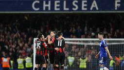 Para pemain Bournemouth merayakan gol ke gawang Chelsea pada laga Liga Premier Inggris di Stadion Stamford Bridge, Inggris, Sabtu (5/12/2015). (AFP Photo/Justin Tallis)