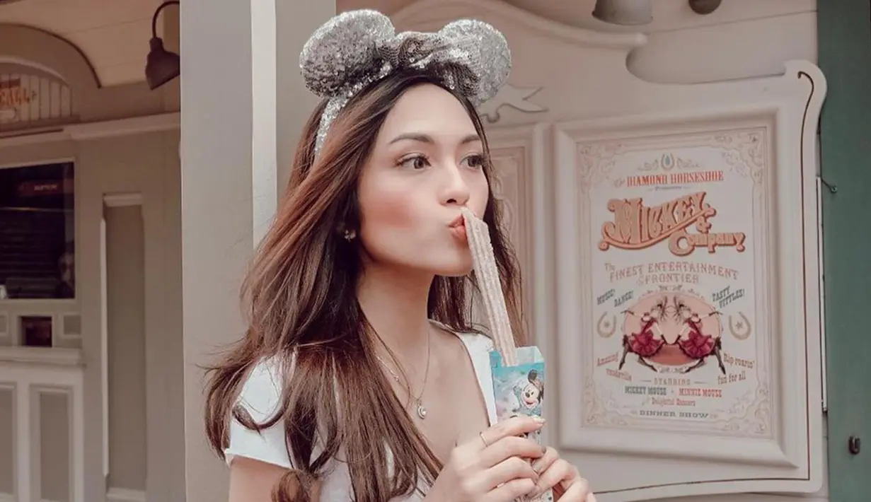 Gaya berpakaian Cindy cenderung simple dan feminim namun tetap modis. (Liputan6.com/IG/@cindypriscilla)