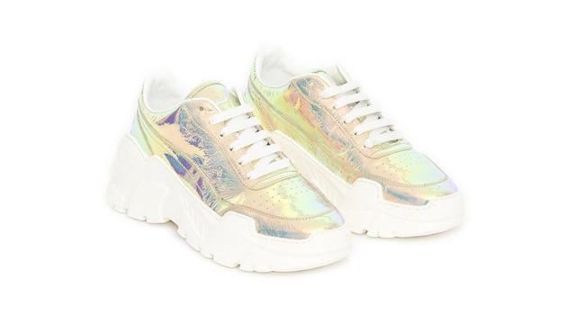 Panduan Gaya Terkini dengan Colorful Sneakers