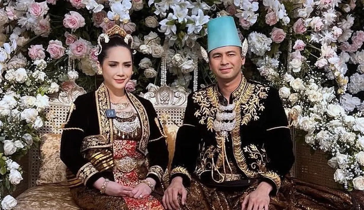 <p>Menikah 17 Oktober 2014, Raffi Ahmad dan Nagita Slavina merayakannya dengan kembali menjadi pengantin dengan pakaian khas Jawa dari Redberry Wedding. [@redberryweeding]</p>
