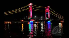 Jembatan Ampera tampak begitu mempesona saat malam tiba, Palembang. Foto diambil pada Sabtu (24/1/2015). (Liputan6.com/Johan Tallo)