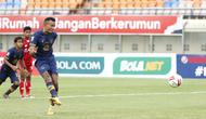 Pemain Persela Lamongan, Melvyn Lorenzen menendang bola dari titik pinalti yang membuahkan gol ke gawang Persik Kediri dalam laga Grup C Piala Menpora 2021 di Stadion Si Jalak Harupat, Bandung, Rabu (7/4/2021). (Bola.com/Ikhwan Yanuar)