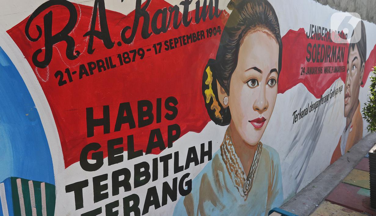 Mural terlihat di Kampung Budaya Kawasan Jakarta Barat, Selasa (19/11/2019). Penataan dilakukan mulai dari pembenahan jalan, pembuatan resapan air, bangku, mural, hingga ubin pemandu untuk penyandang disabilitas dengan anggaran mencapai Rp2.5 miliar. (Liputan6.com/Herman Zakharia)