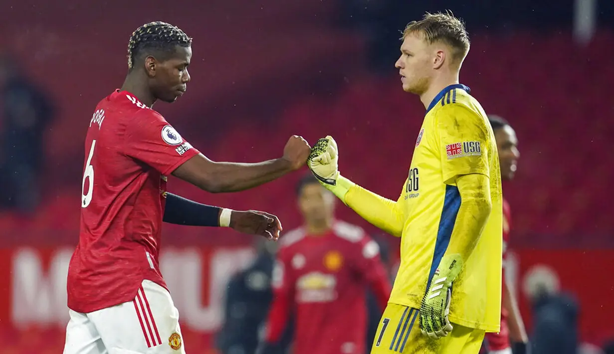 Kiper Sheffield United Aaron Ramsdale (kanan) diberi selamat oleh pemain Manchester United Paul Pogba usai pertandingan Liga Inggris di Old Trafford, Manchester, Inggris, Rabu (27/1/2021). Sheffield United menang 2-1. (AP Photo/Dave Thompson, Pool)