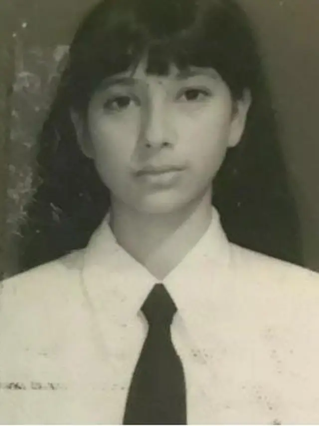 Potret Ayu Azhari Mengenakan Seragam Sekolah (Foto: Dream)